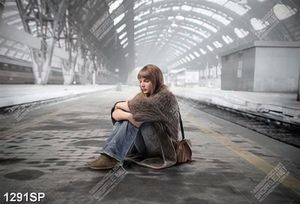Tranh cô gái trẻ ngồi bó gối giữa ga tàu lạnh lẽo