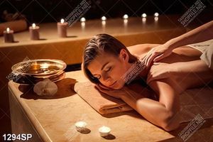Tranh cô gái nằm matxa thư giãn bên những ngọn nến trong spa