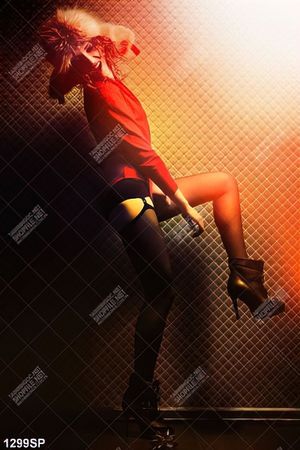Tranh canvas người mẫu sexy đứng tạo dáng bên tường treo spa