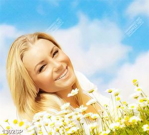 Tranh cô gái xinh đẹp bên cánh đồng hoa cúc nhỏ treo tường spa