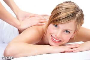 Tranh cô gái nằm matxa trong spa