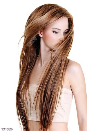 Tranh spa cô gái trẻ xinh đẹp với mái tóc dài
