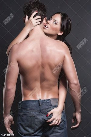tranh nam nữ chụp hình  tình tứ treo tường spa