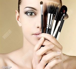 Tranh người mẫu với những chiếc cọ che đi nữa khuôn mặt