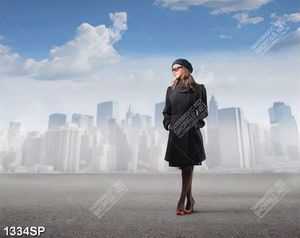 Tranh cô gái trẻ đút tay trong túi áo đứng giữa đường phố