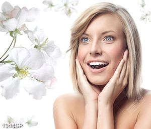 Tranh trang trí tường spa cô gái xinh đẹp cười rạng rỡ