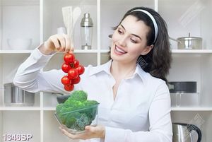 Tranh treo spa cô gái trẻ cầm rau quả tươi trên tay