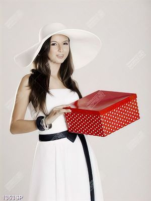 Tranh spa cô gái xinh đẹp cầm hộp quà đỏ trên tay