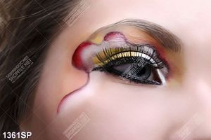 Tranh đôi mắt được make up nghệ thuật