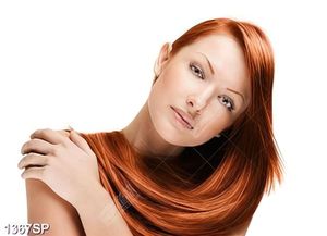 Tranh người mẫu với mái tóc dài nhuộm nâu nổi bật