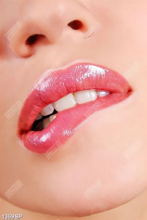 Tranh đôi môi đỏ ngọt ngào treo tường spa