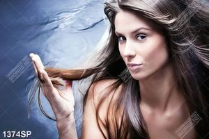 Tranh cô gái xinh đẹp với mái tóc dài bung xõa treo spa