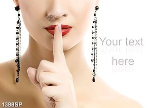 Tranh cô gái với đôi môi đỏ gợi cảm treo spa