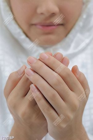Tranh đôi bàn tay của cô gái trẻ