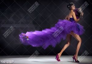 Tranh in uv cô gái mặc chiếc váy đuôi cá màu tím