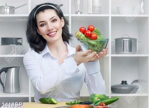 Tranh cô gái trẻ trung cầm bát rau xanh trong nhà bếp