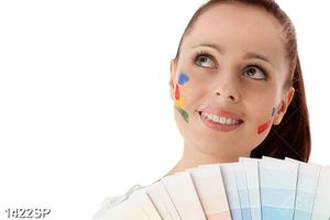Tranh cô gái cầm bảng màu trên tay