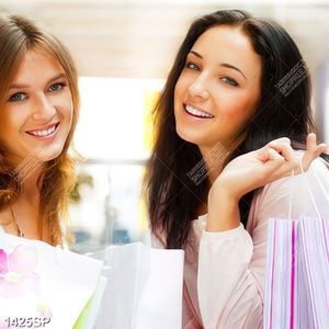 Tranh in uv hai cô gái trẻ cùng với những túi đồ trên tay
