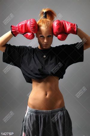 Tranh spa nữ boxing với thân hình săn chắc