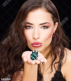 Tranh cô gái xinh đẹp cầm chiếc xúc xắc trên tay