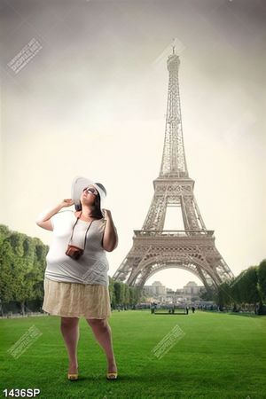 Tranh cô gái đứng bên tháp Eiffel
