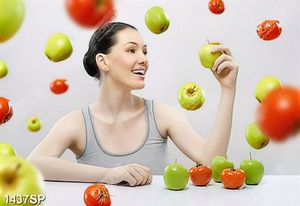 Tranh những trái táo và chua xoay quanh cô gái trẻ