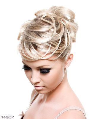 Tranh cô gái với đôi mắt trang điểm đậm