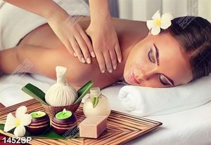 Tranh in uv cô gái nằm mát xa thư giãn trong spa
