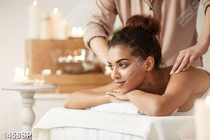Tranh cô gái nằm thư giãn trong spa