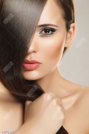 Tranh cô gái với mái tóc che một bên mắt treo spa