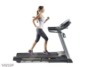 Tranh cô gái chạy bộ thể dục trên máy