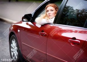 Tranh cô gái ngồi suy tư trên thành kính xe ô tô