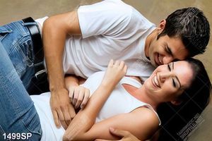 Tranh đôi nam nữ vui vẻ bên nhau