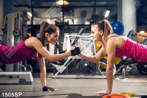 Tranh hai cô gái trẻ trong phòng tập gym