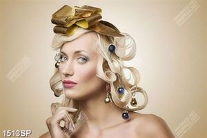 Tranh cô gái tóc vàng đội nơ trên đầu