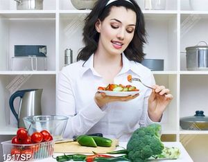 Tranh cô gái xinh đẹp bưng đĩa salat rau