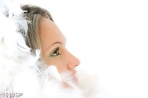 Tranh cô gái nằm êm ả bên những chiếc lông vũ