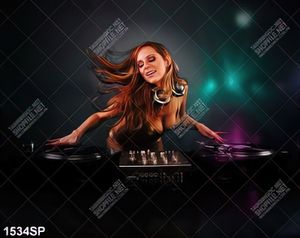 Tranh nữ DJ nóng bỏng treo spa