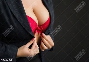 Tranh vòng một căng tròn của cô gái trẻ