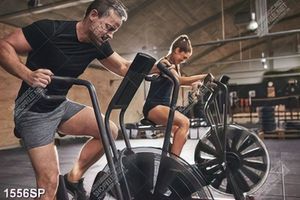 Tranh chàng trai và cô gái tập luyện thể thao tích cực