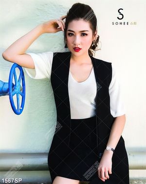 Tranh cô gái xinh đẹp dựa bên tường treo spa