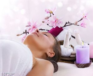 Tranh cô gái nằm thư giãn trong spa