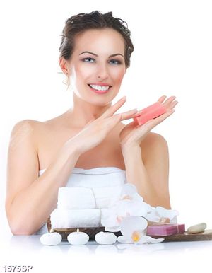 Tranh spa cô gái quấn khăn cầm bánh xà phòng trên tay