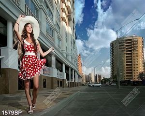 Tranh cô gái trẻ trung đứng bên đường phố