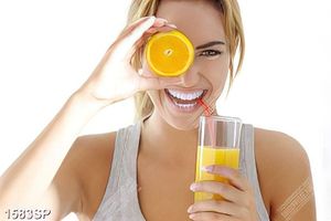 Tranh cô gái uống nước cam tươi