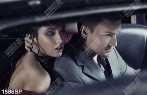 Tranh cặp đôi trẻ trong xe ô tô