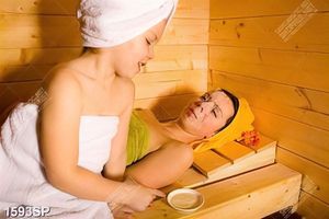 Tranh mẹ và bé quấn khăn trong phòng xông hơi