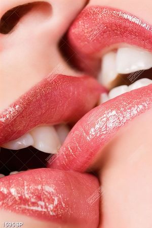 Tranh hai đôi môi đỏ ngọt ngào