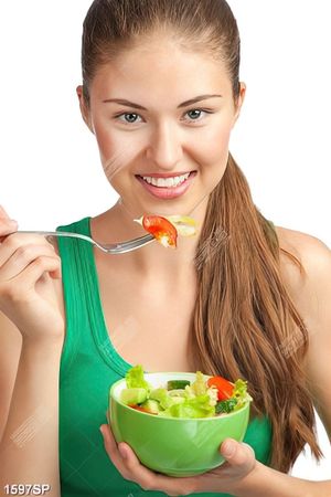 Tranh cô gái trẻ thưởng thức salat treo spa