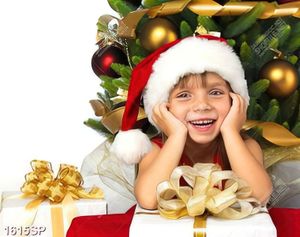 Tranh cô bé cười tươi bên cây thông noel